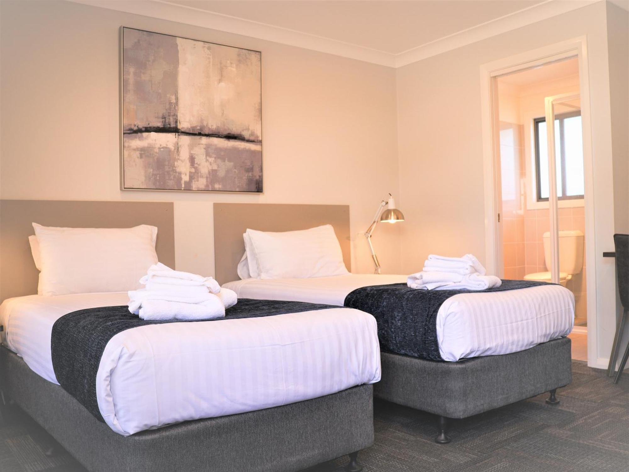 دوبو Eastend Studio Apartments المظهر الخارجي الصورة