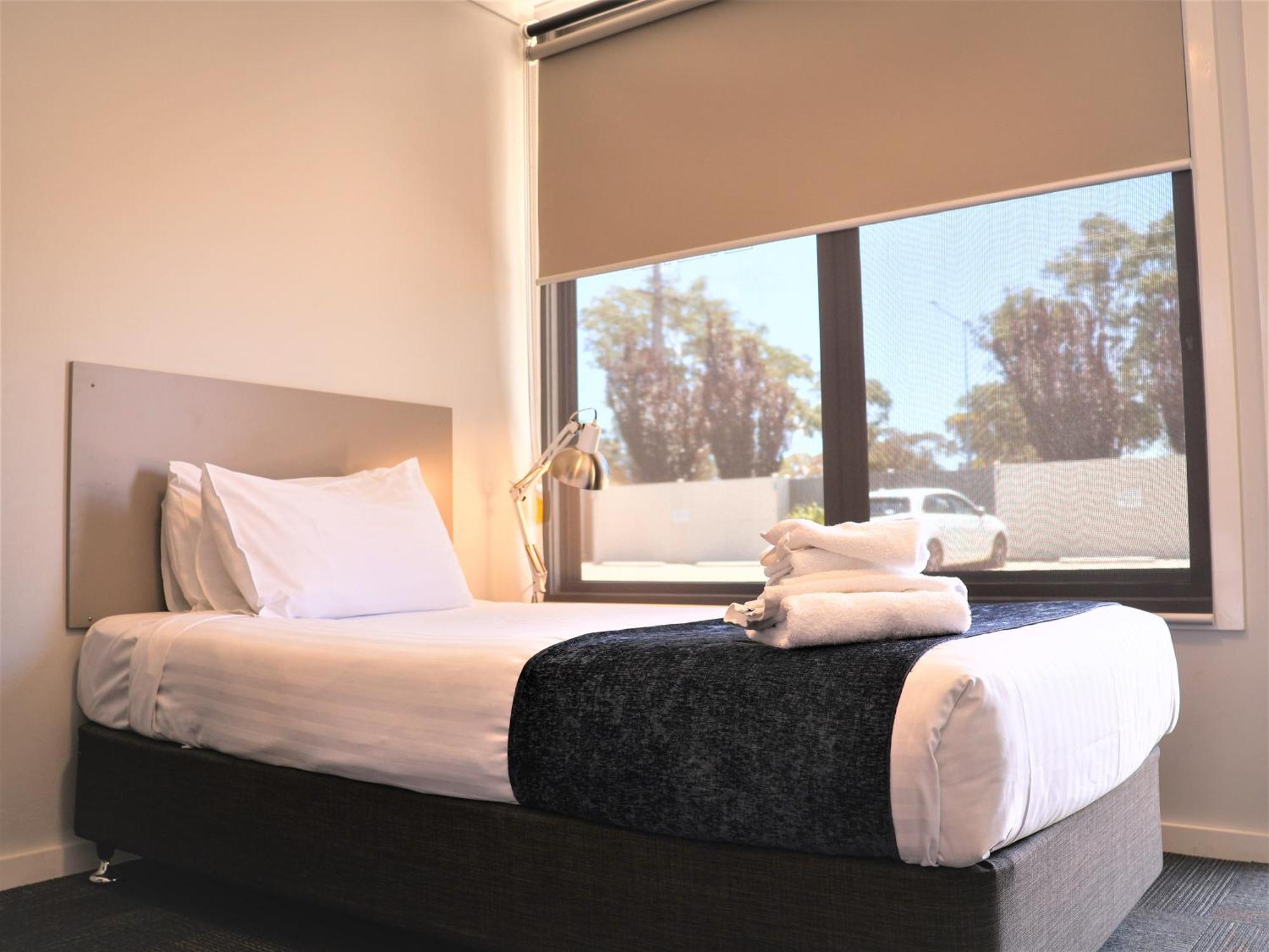 دوبو Eastend Studio Apartments المظهر الخارجي الصورة