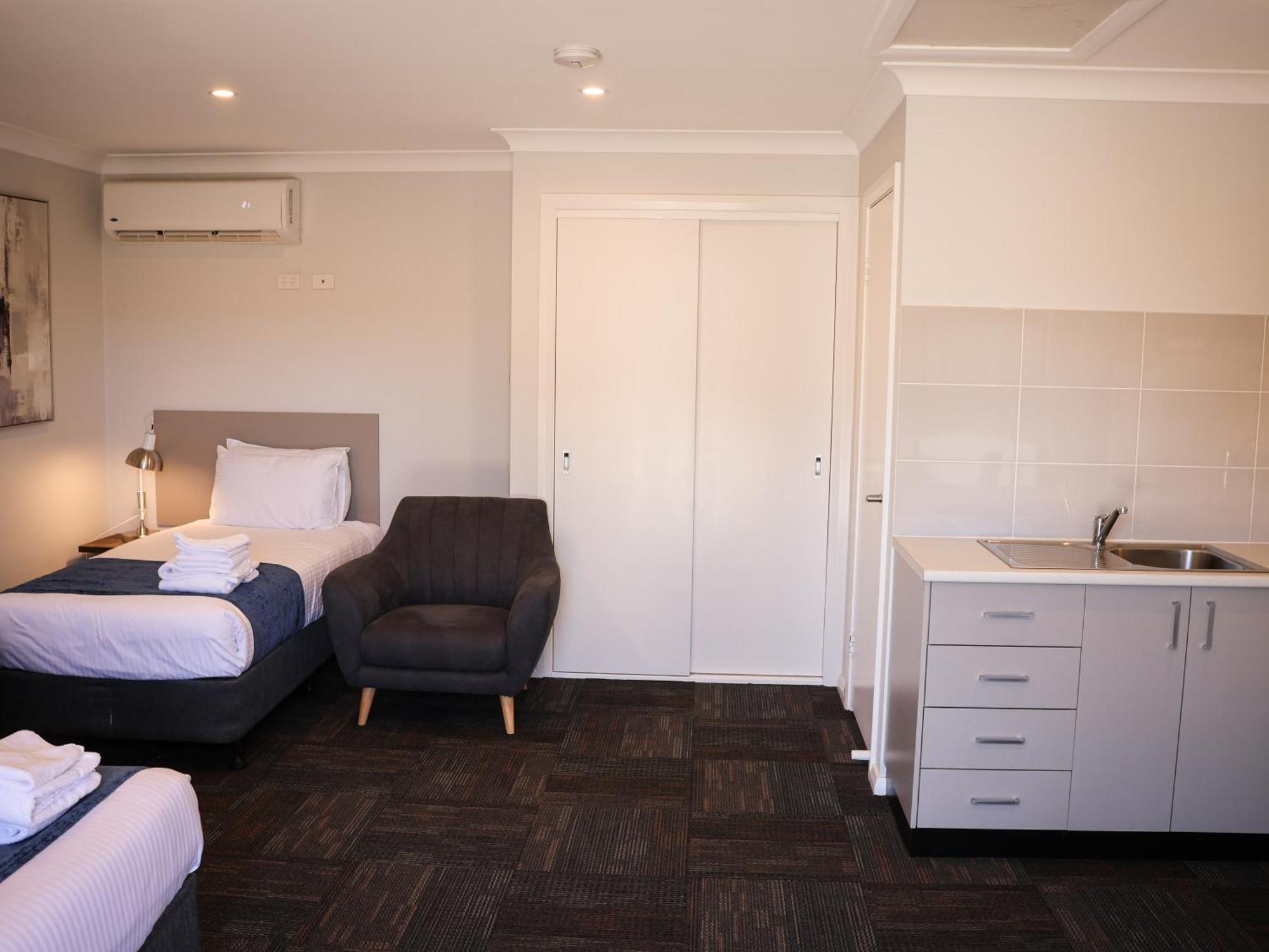 دوبو Eastend Studio Apartments المظهر الخارجي الصورة