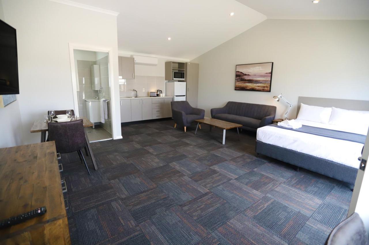 دوبو Eastend Studio Apartments المظهر الخارجي الصورة