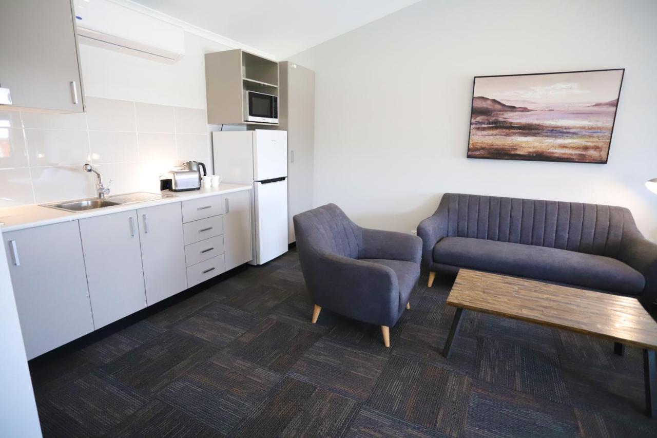 دوبو Eastend Studio Apartments المظهر الخارجي الصورة
