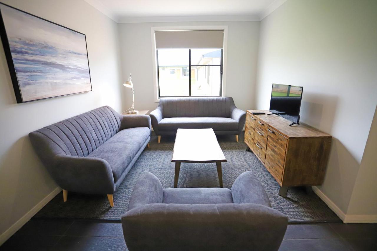 دوبو Eastend Studio Apartments المظهر الخارجي الصورة