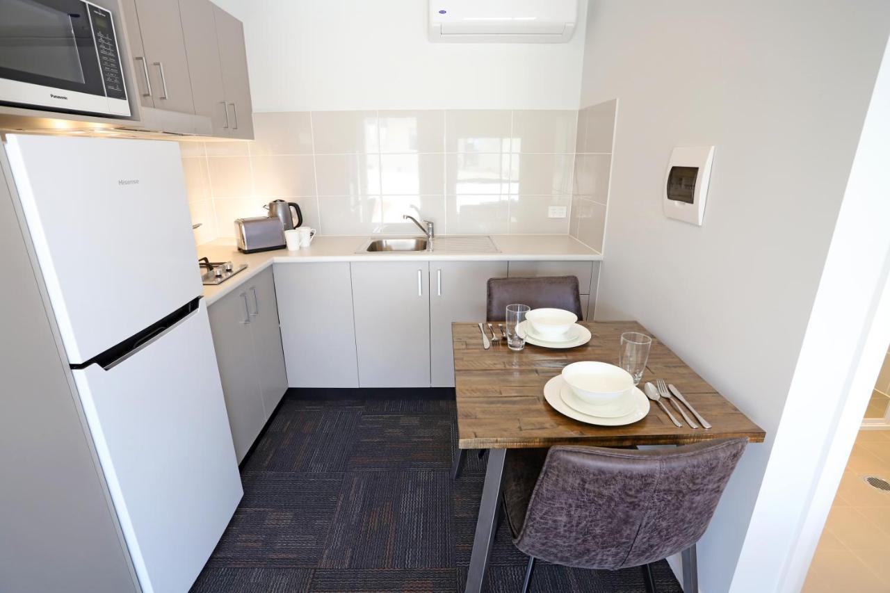 دوبو Eastend Studio Apartments المظهر الخارجي الصورة