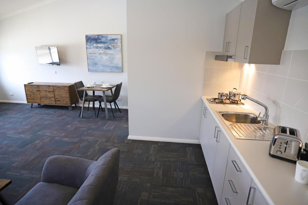 دوبو Eastend Studio Apartments المظهر الخارجي الصورة