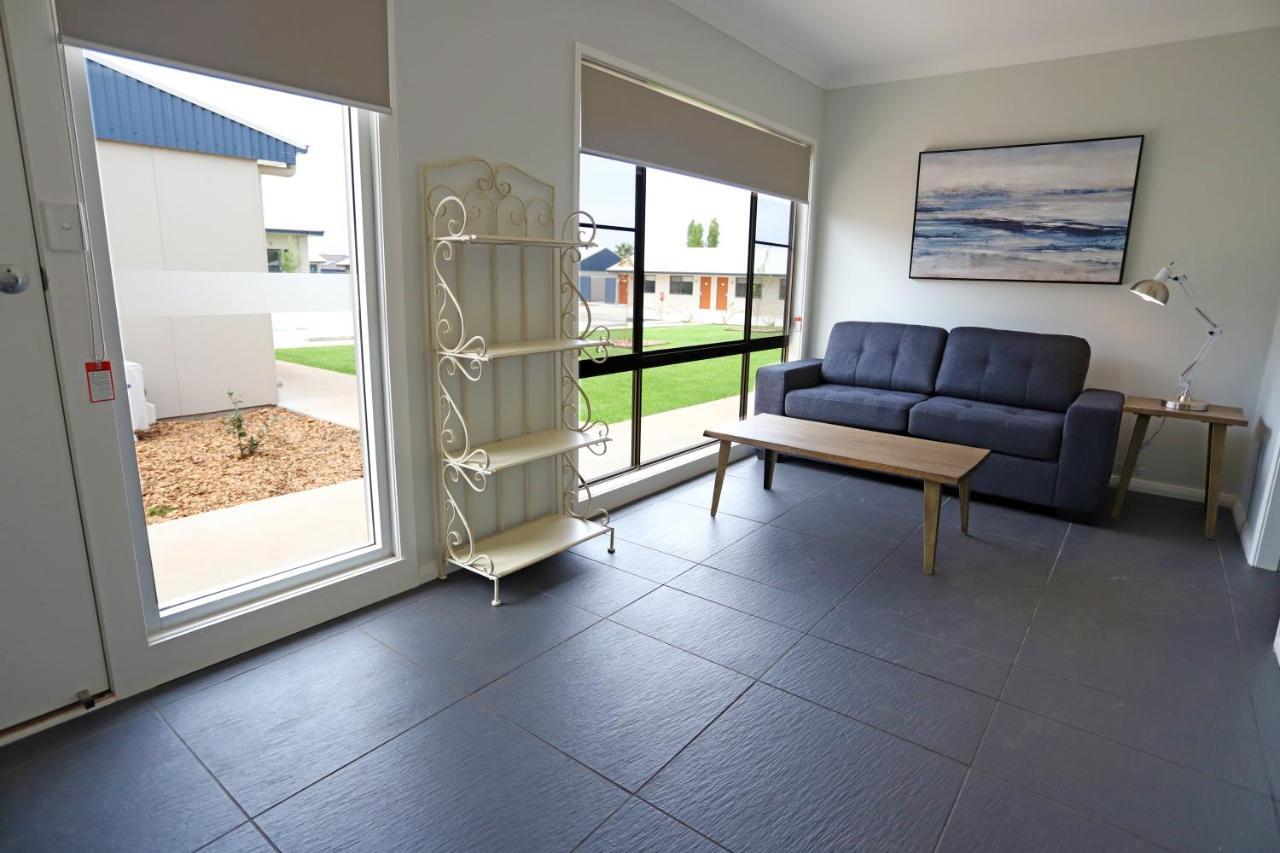 دوبو Eastend Studio Apartments المظهر الخارجي الصورة